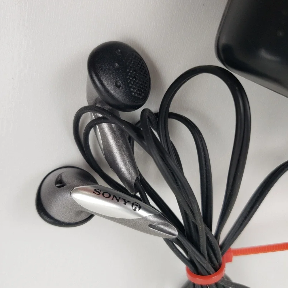 Sony SRF-M32 FM AM Walkman Digital Radio 10 Presets Clip-On with Headphones